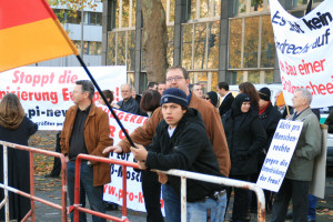 © Redaktion Kein Veedel für Rassismus, Ehrenfeld - Jonas Ronsdorf mit Markus Beisicht und Markus Wiener auf einer Pro Köln-Demo gegen die Ehrenfelder Moschee am 08.11.2008